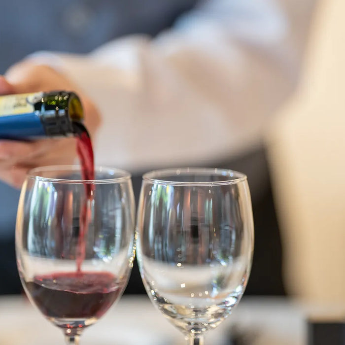 Sommelier versant un verre de vin rouge au restaurant