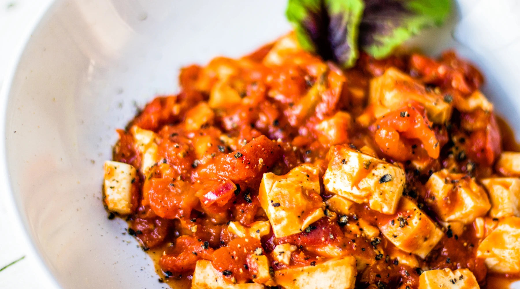 TOFU FUMÉ ET POIS CHICHES À LA PIZZAIOLA : UNE RECETTE À ESSAYER !