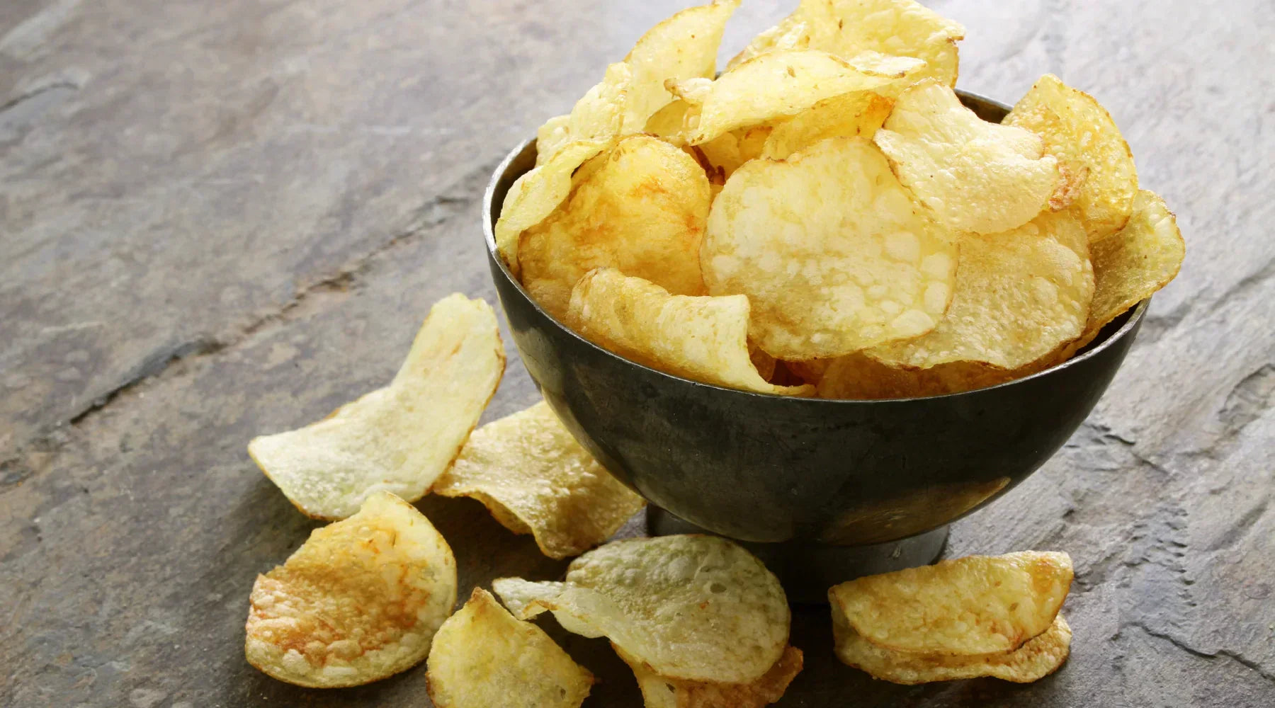 Bol de chips dorées et croustillantes, une collation irrésistible appréciée dans le monde entier.