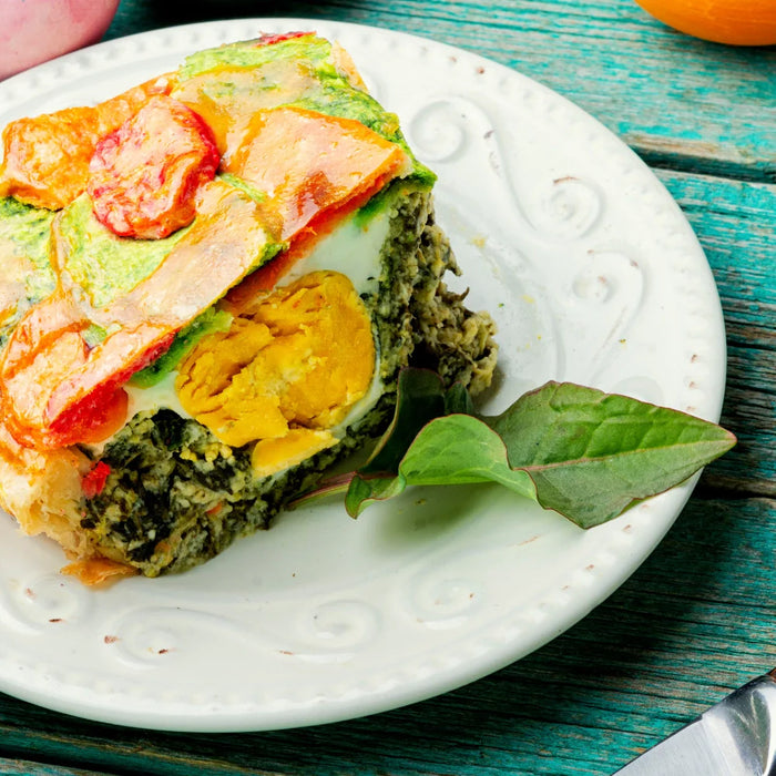 Part de Torta Pasqualina revisitée – Tourte feuilletée de Pâques aux œufs, ricotta et légumes verts