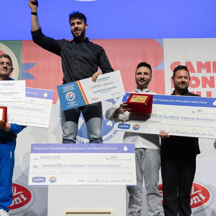 Podium du Championnat Mondial de la Pizza 2025 avec les lauréats, dont Giuseppe Criminisi au centre tenant un chèque géant et un trophée