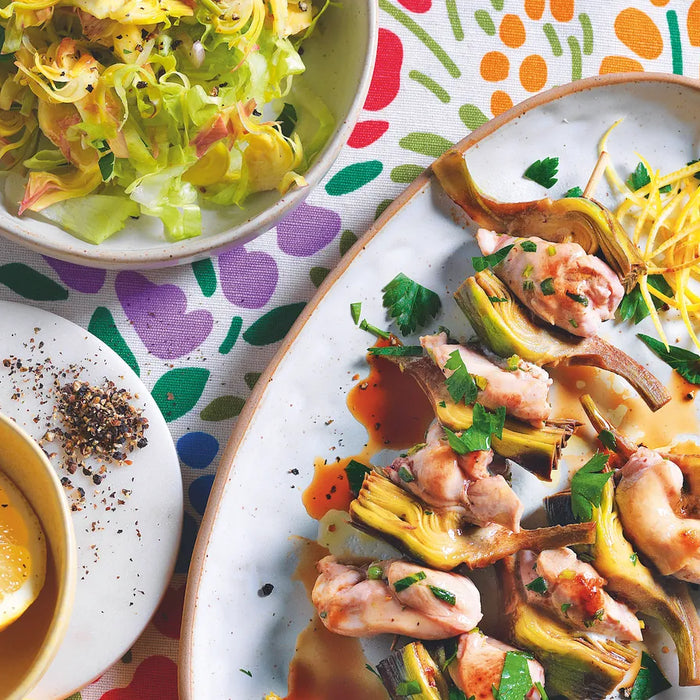 Brochettes de lapin et artichauts avec citron et salade de scarole, plat léger de printemps
