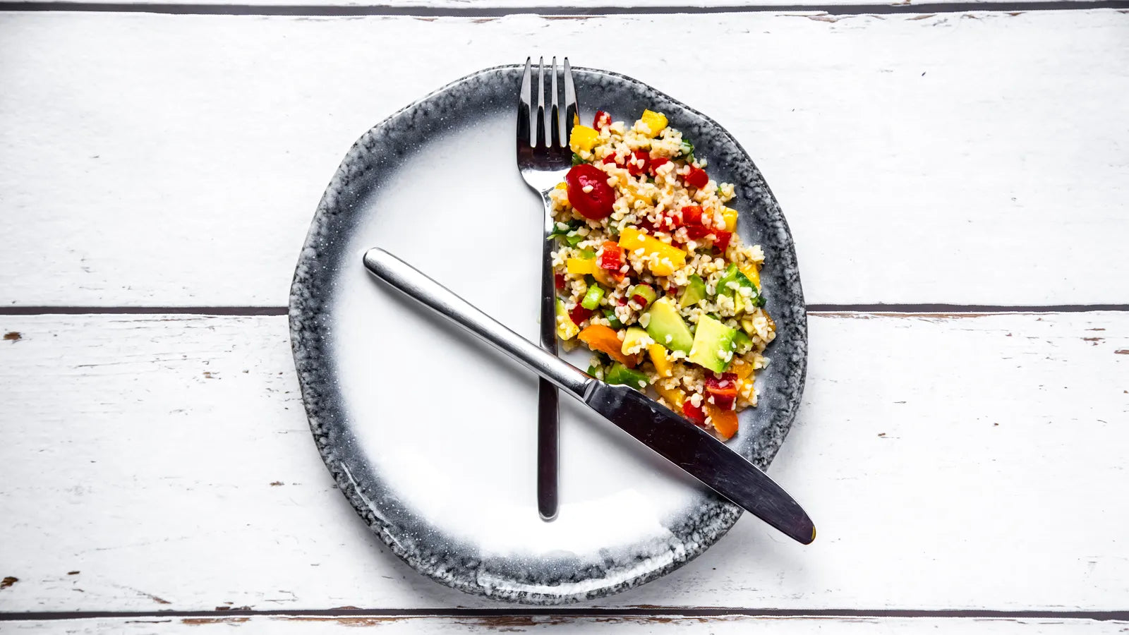 Assiette symbolisant le changement d’heure avec salade équilibrée pour bien vivre le passage à l’heure d’été