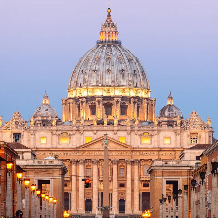 Vue iconique de la basilique Saint-Pierre illuminée au crépuscule, idéale pour illustrer un article sur où manger près du Vatican, les restaurants autour de la basilique ou les meilleurs cafés du quartier.