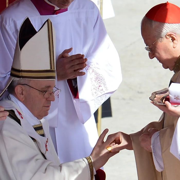 Le Pape François recevant l'Anneau du Pêcheur lors de la cérémonie d'intronisation au Vatican, entouré de cardinaux et prélats en habits liturgiques