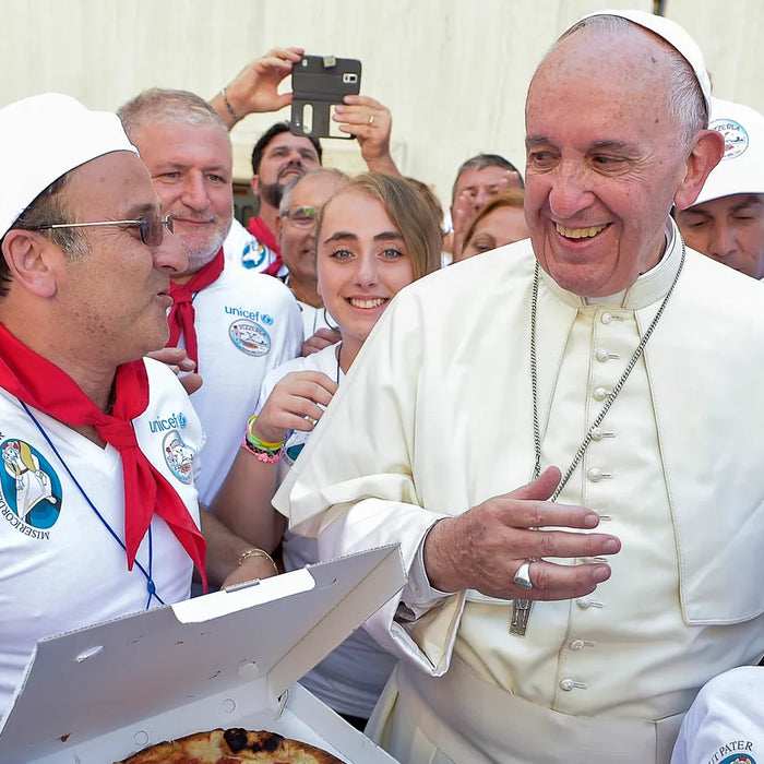 Le Pape François souriant, entouré d’une foule de fidèles et de pizzaiolos, recevant une pizza artisanale lors d’un événement spécial au Vatican