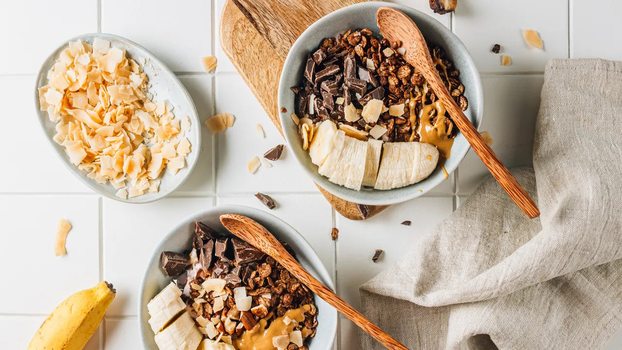 Bol de granola maison avec banane, chocolat et beurre de cacahuète