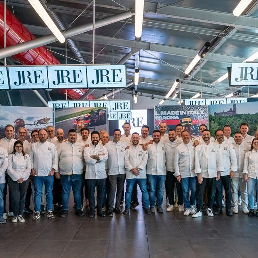 Membres du board JRE-Italia 2025 posant devant l’écran du XXXIIe Congrès National à l’Autodromo Enzo e Dino Ferrari, Imola
