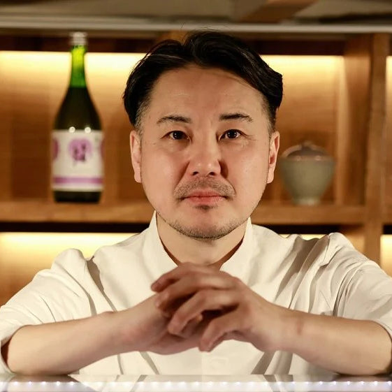 Le chef japonais Masaki Okada dans son restaurant à Milan, spécialiste de la robata et du sushi