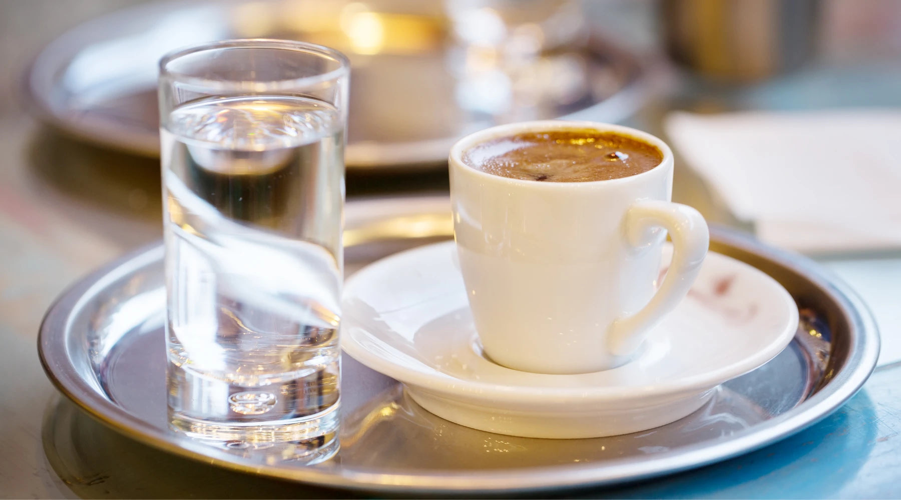 EAU ET CAFÉ : QUELLE SÉQUENCE RESPECTER ? LES CONSEILS D’UN EXPERT