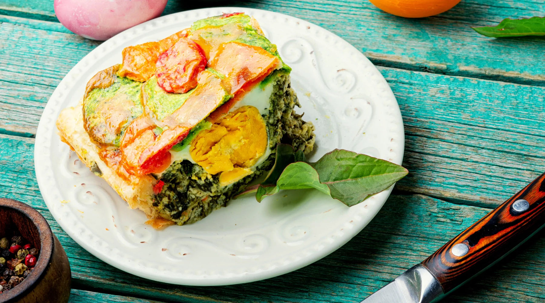 Part de Torta Pasqualina revisitée – Tourte feuilletée de Pâques aux œufs, ricotta et légumes verts