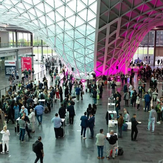Entrée de TUTTOFOOD 2025 à Milan, avec visiteurs et ambiance professionnelle
