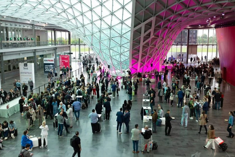 Entrée de TUTTOFOOD 2025 à Milan, avec visiteurs et ambiance professionnelle