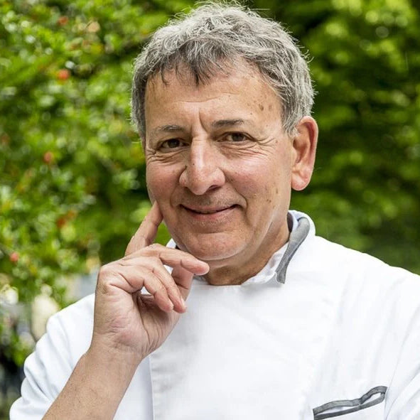 Portrait du maître glacier Angelo Grasso en veste blanche, lauréat du Prix Ivano Pocchiesa 2025