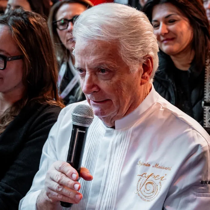 Iginio Massari au SIGEP World 2025 lors d'une conférence sur la pâtisserie italienne d'excellence.