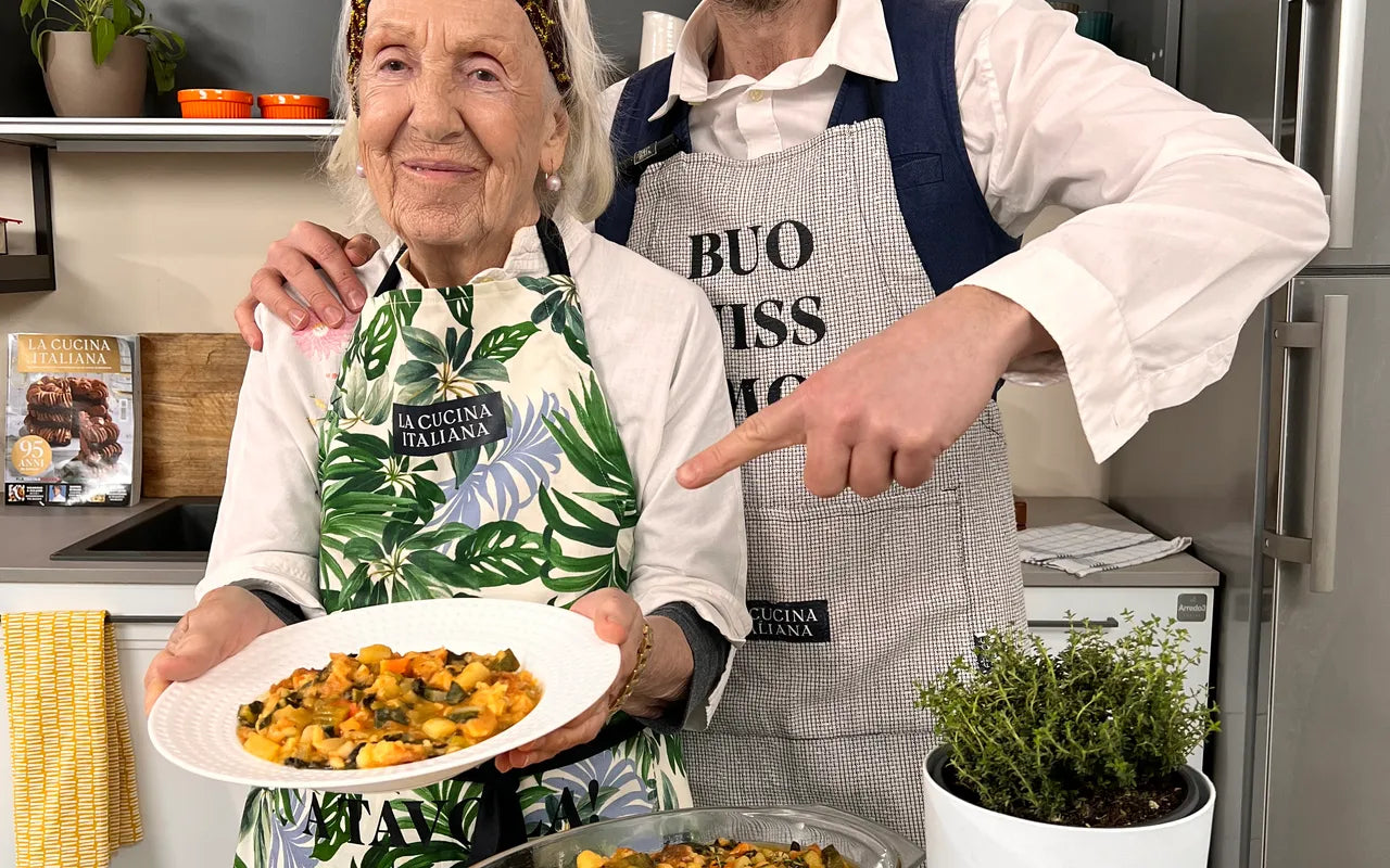 Ribollita toscane faite maison par nonna Lella, servie dans une assiette rustique