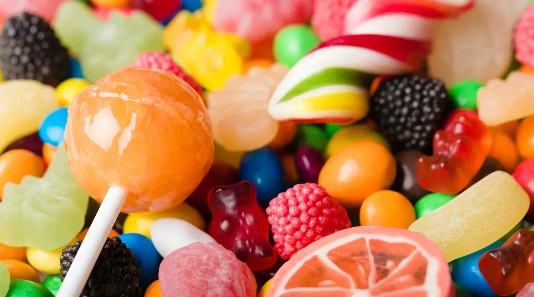 Assortiment coloré de bonbons artisanaux – sucettes, gommes, oursons et friandises aux fruits pour décorer buffets de mariage et événements, EasyGusto.fr