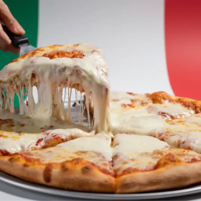 Pizza al taglio moelleuse et croustillante servie à Milan, spécialité italienne en tranches