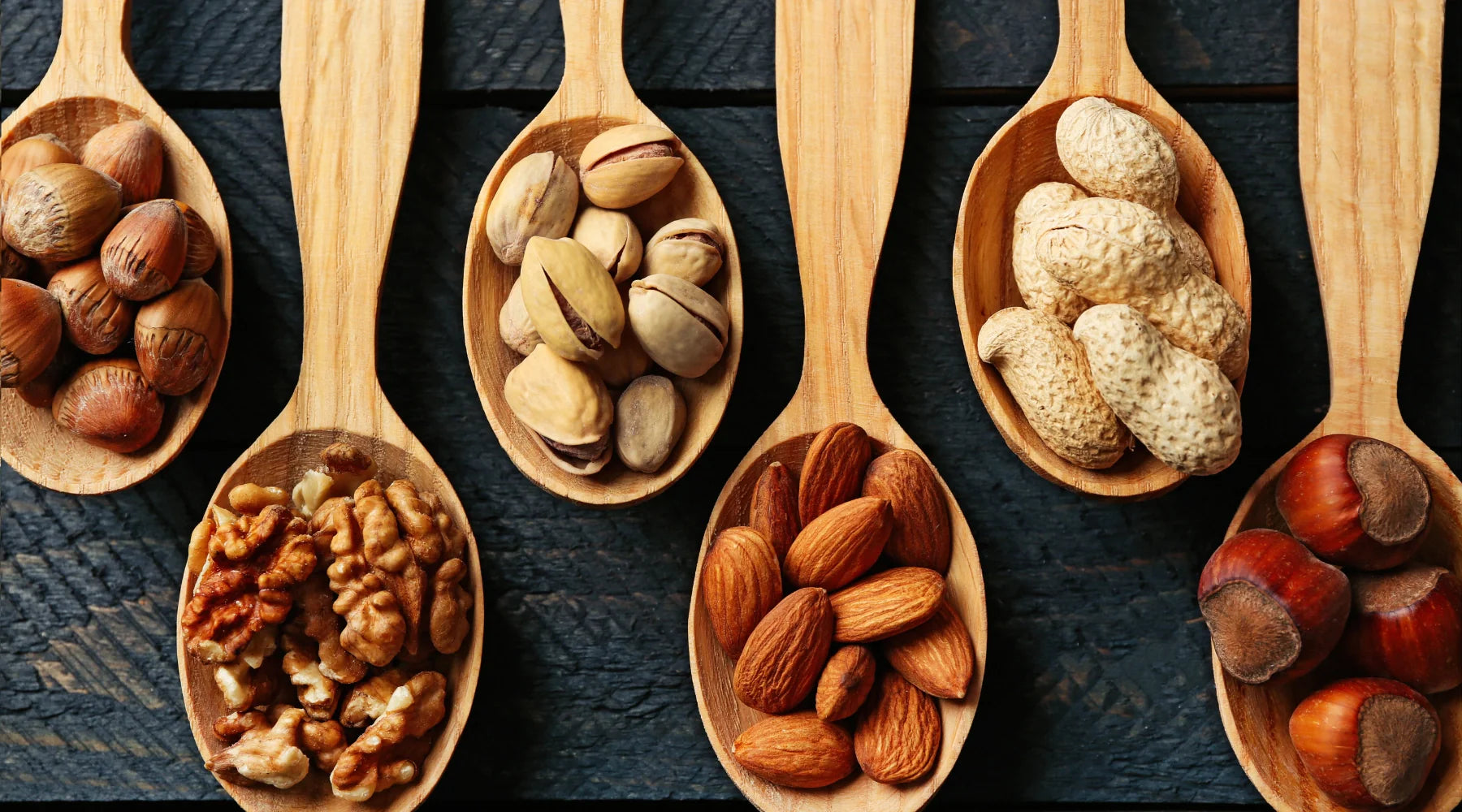 Assortiment de noix, pistaches et autres en-cas sains pour une collation nocturne