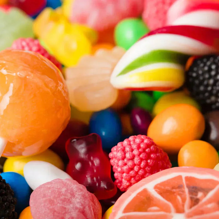 Assortiment coloré de bonbons artisanaux – sucettes, gommes, oursons et friandises aux fruits pour décorer buffets de mariage et événements, EasyGusto.fr