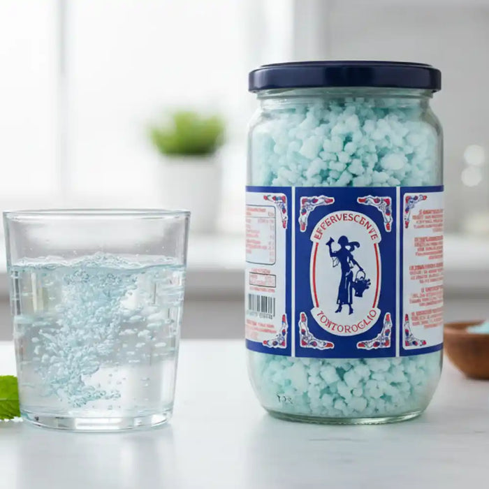 Bocal de Tortoroglio naturel accompagné d’un verre d’eau pétillante, présenté comme digestif italien traditionnel.