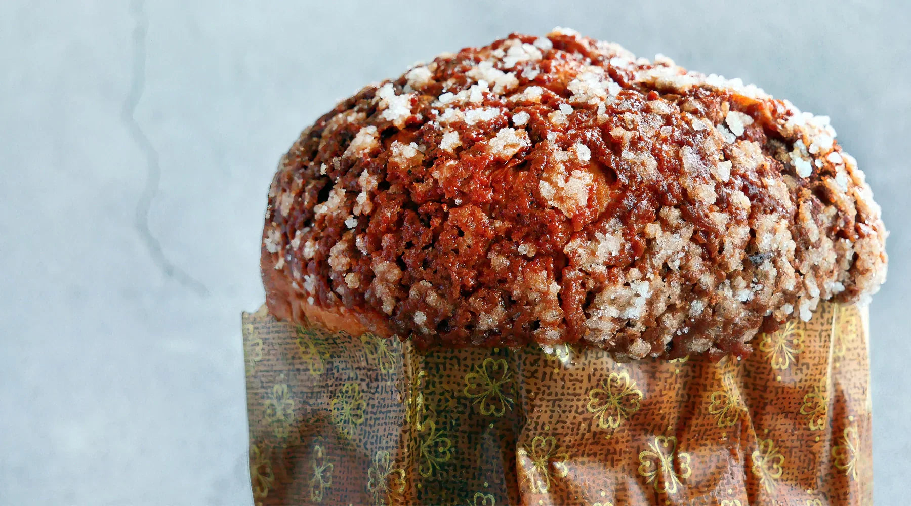 Panettone artisanal italien doré avec croûte sucrée croquante, symbole des fêtes de Noël traditionnelles en Italie – EasyGusto.fr