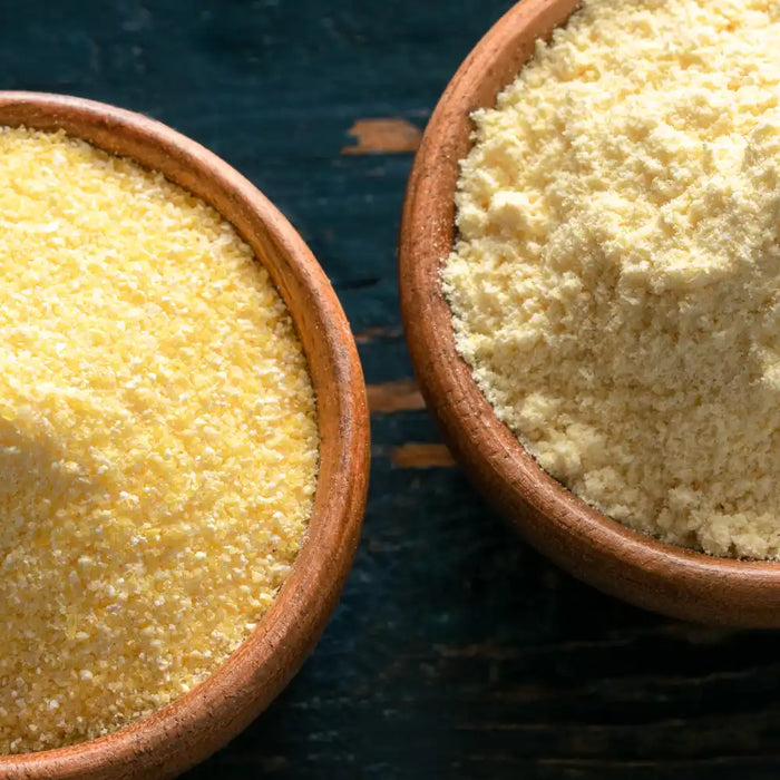 Bol de farine de maïs jaune et bol de farine de maïs blanche vus de dessus