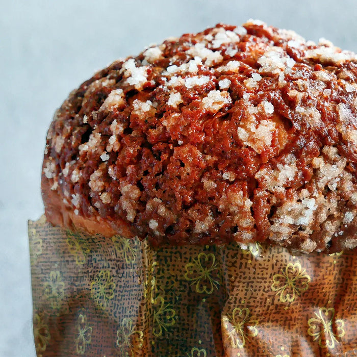 Panettone artisanal italien doré avec croûte sucrée croquante, symbole des fêtes de Noël traditionnelles en Italie – EasyGusto.fr