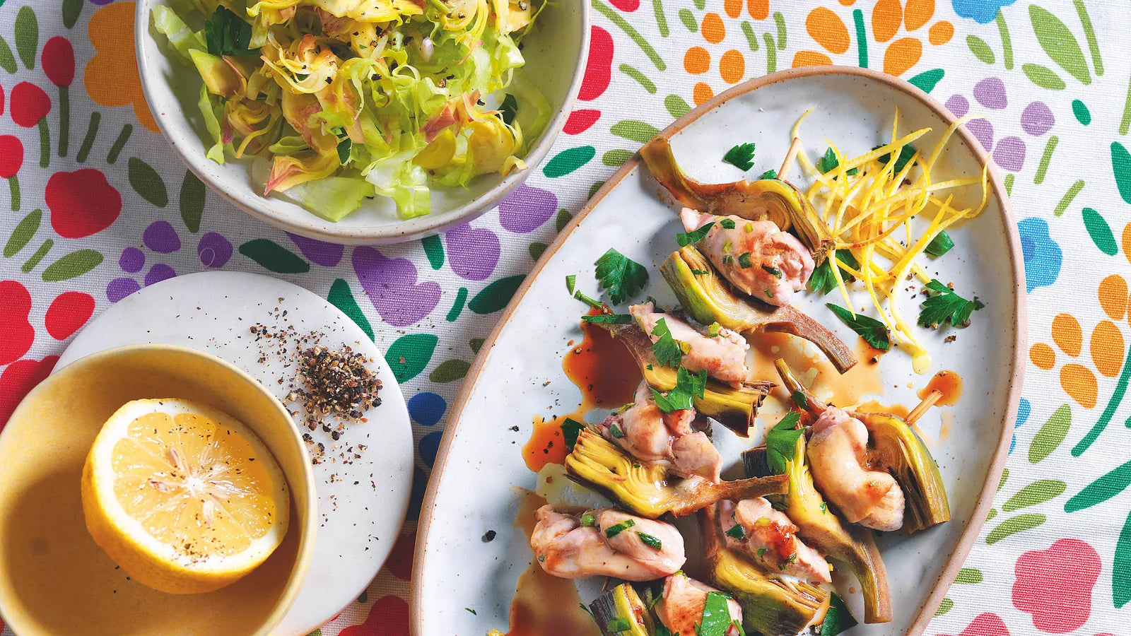 Brochettes de lapin et artichauts avec citron et salade de scarole, plat léger de printemps