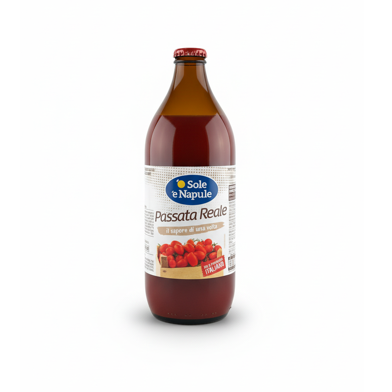 Grande bouteille en verre ambré à capsule couronne rouge de Passata Reale Sole e Napule, passata de tomates 100 % italiennes de Campanie, avec étiquette blanche illustrée de tomates cerises oblongues dans une caissette en bois