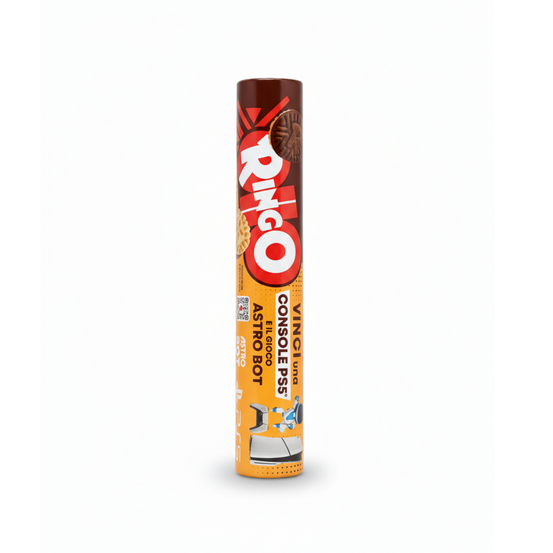 Emballage cylindrique rouge et orange des biscuits Ringo, marque italienne culte, avec visuels de biscuits fourrés cacao et promotion PS5 Astro Bot visible sur le packaging