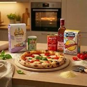 Pizza-Set Napolitana Pizzaiolo Maestro mit Caputo Nuvola Mehl, Caputo Hefe, San Marzano Mutti Tomaten, Staccapizza Grieß und gewürztem Olivenöl rund um eine handwerkliche neapolitanische Pizza.