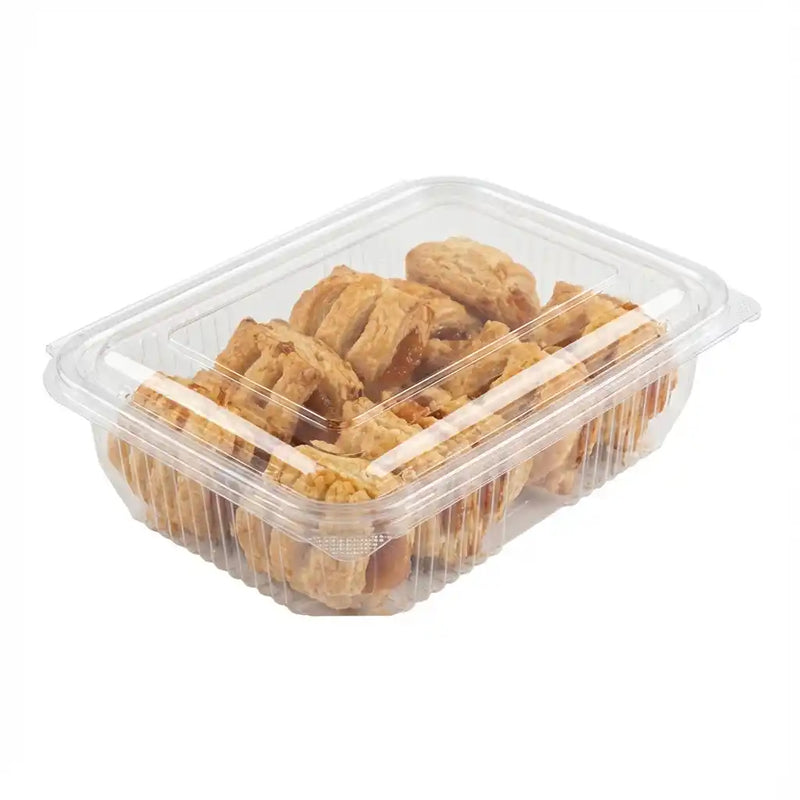 Transparente Schale mit Blätterteigkeksen Mandolini D’Addezio mit Aprikosen, in Einzelportionen auf weißem Hintergrund angeordnet.