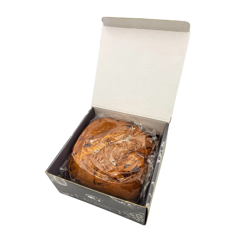 Emballage ouvert du panettone au chocolat noir et à la grappa, protégé par un film plastique pour préserver sa fraîcheur.