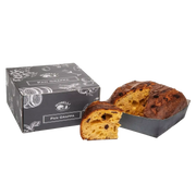 Panettone artisanal au chocolat noir et à la grappa, présenté dans une boîte noire avec des motifs d'ingrédients traditionnels toscans.