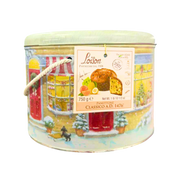 Vue latérale de la boîte de Panettone Classico Loison 750g, décorée de scènes de Noël en hiver.