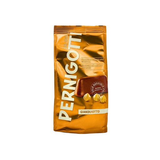 Chocolats pralinés Pernigotti Gianduiotto dans un emballage doré, parfaits pour une gourmandise de choix et un accompagnement de café.