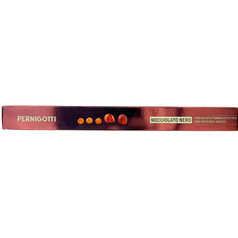 Profil latéral de la tablette de chocolat noir Pernigotti avec noisettes entières 250g. Un chocolat raffiné avec des ingrédients de qualité.