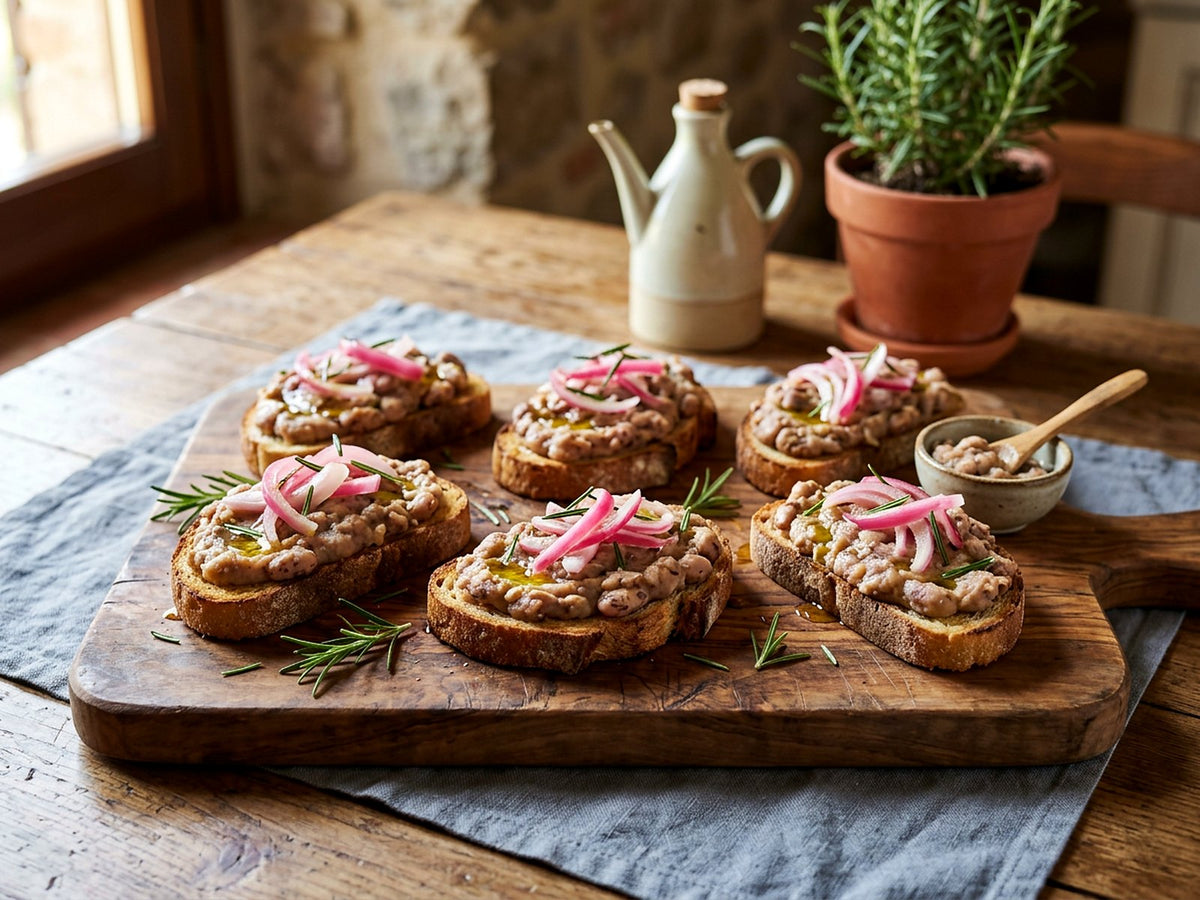 Crostini de borlotti au romarin et oignon rouge mariné