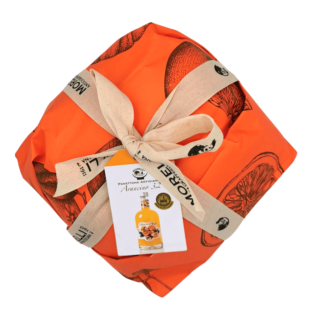 Handwerklich hergestellter Panettone Arancino 32° mit Orangenlikör von Morelli, verpackt in orangefarbener Folie mit Schleife. Panettone mit Likör.